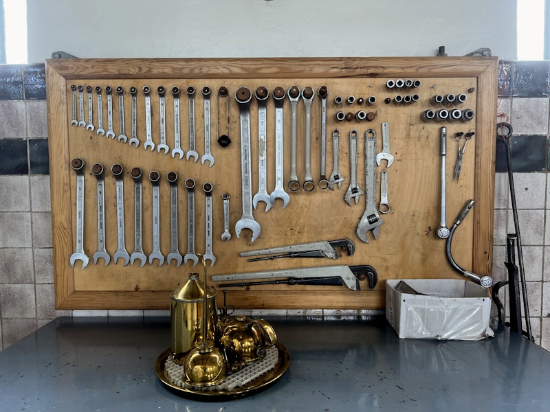 Interior de un órgano con estructura de madera y tubería: los materiales nobles resisten décadas, la electrónica tiene límites