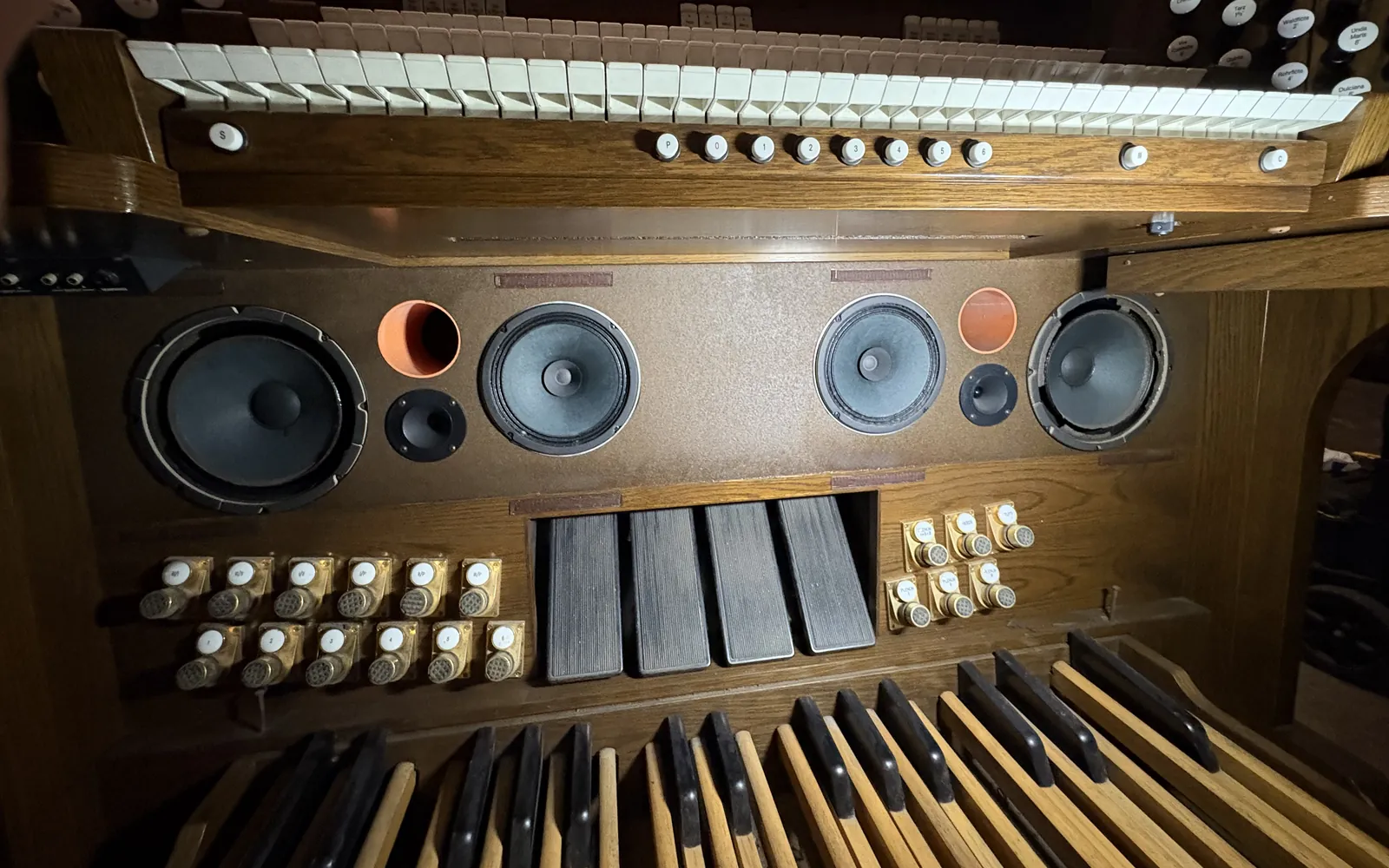 Consola de órgano con el sistema de altavoces y el pedalero