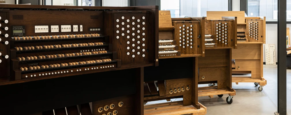 Consolas de órgano en taller — servicio técnico profesional