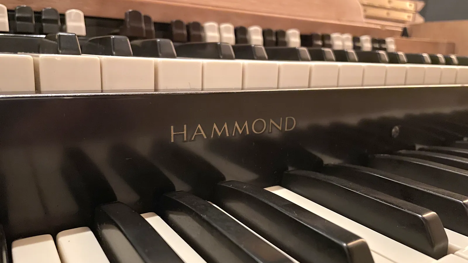 Teclados y tiradores de un órgano Hammond