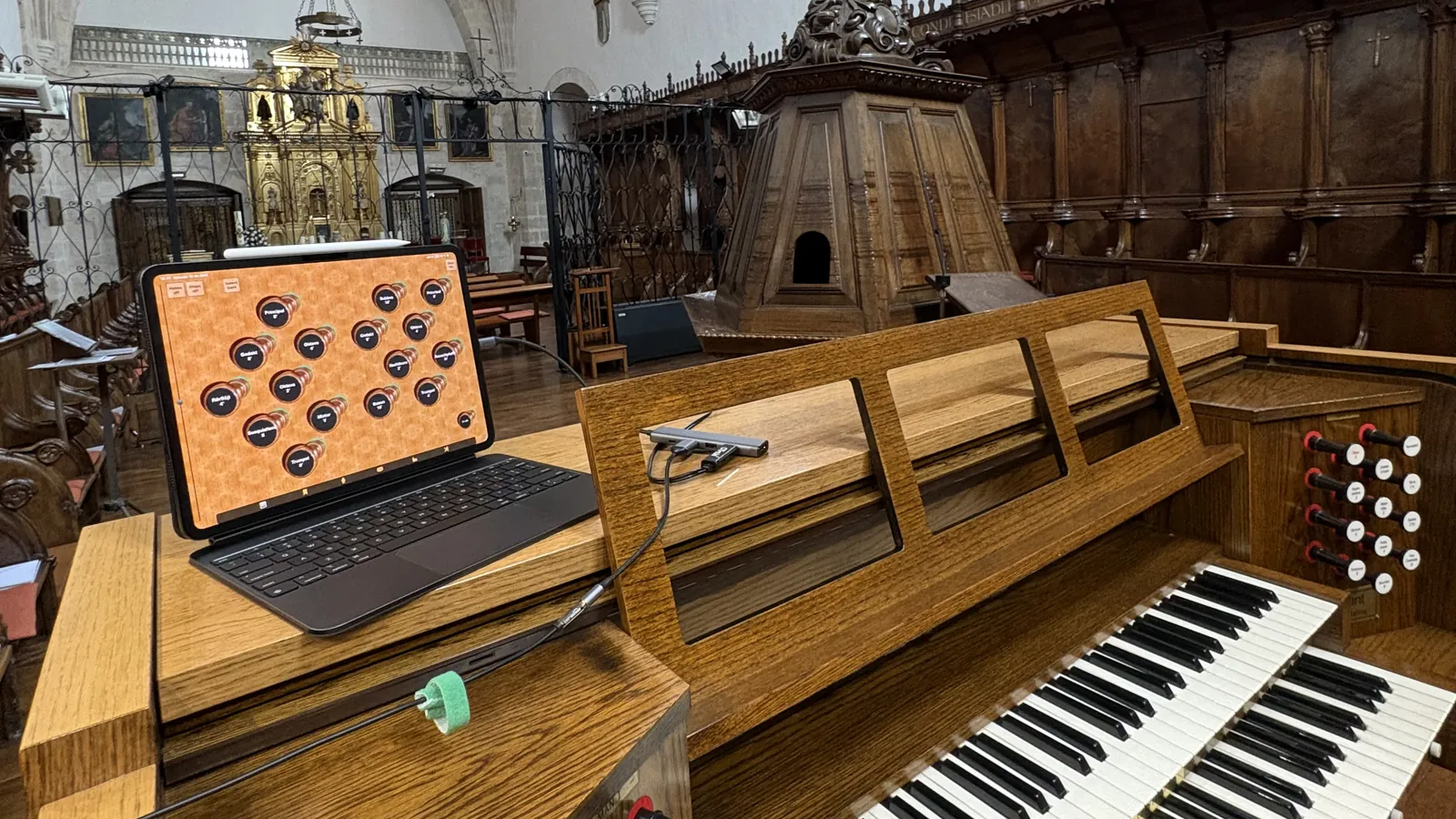 Consola de órgano en una iglesia durante una intervención in situ