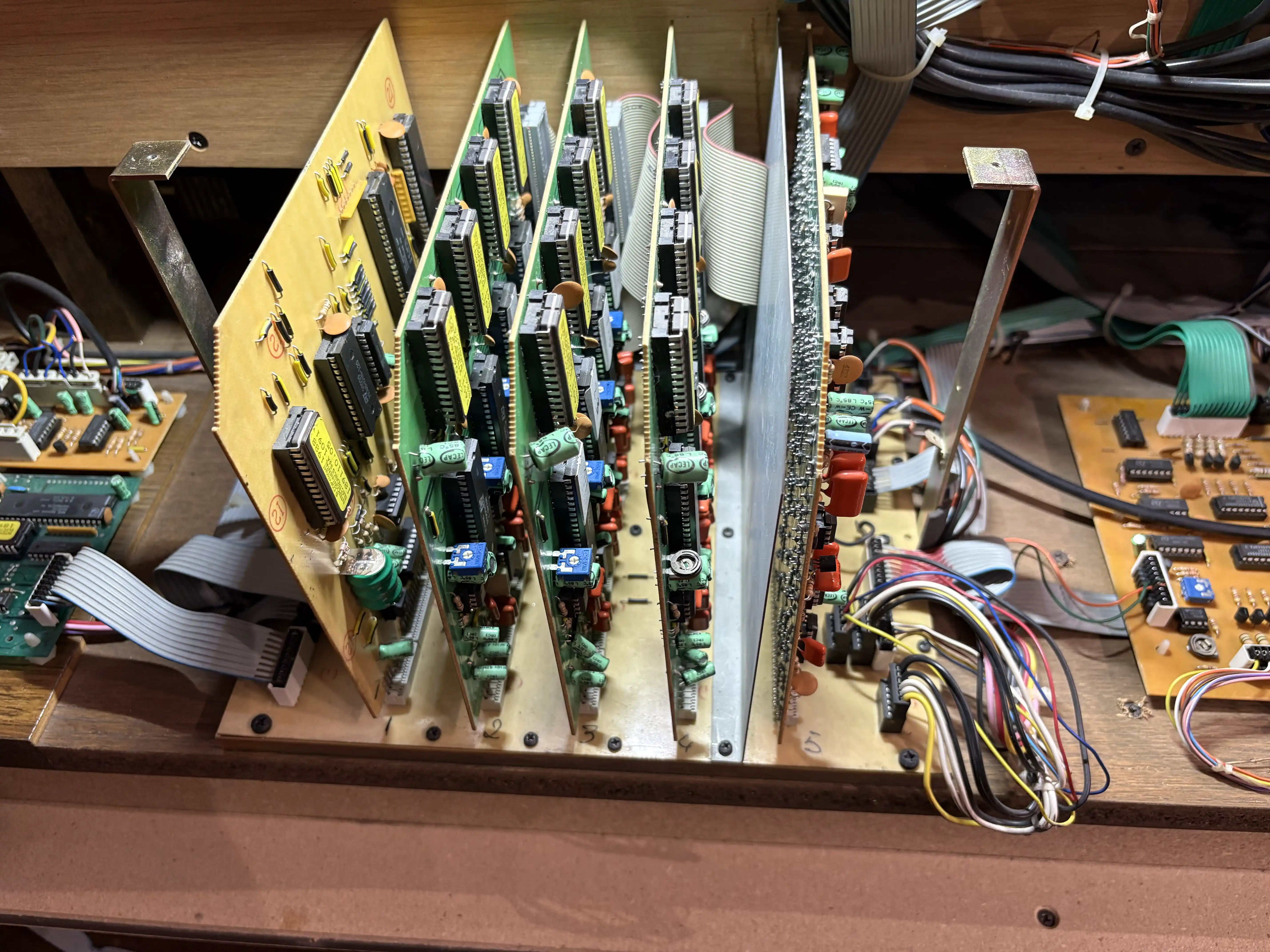 Placas electrónicas verticales del sistema interno